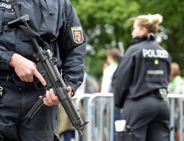 Γερμανία: Επιδρομές της αστυνομίας σε σπίτια υπόπτων για δράση εναντίον αριστερών και προσφύγων